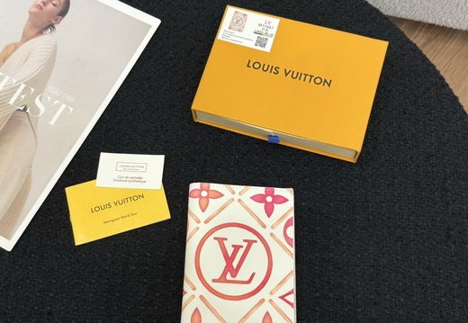 LV Passport Cover 002