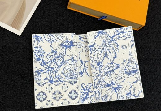 LV Passport Cover 014