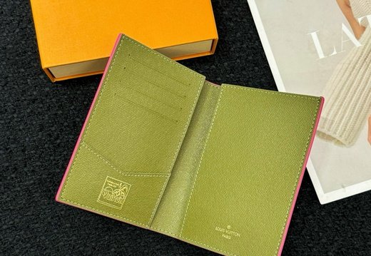 LV Passport Cover 050