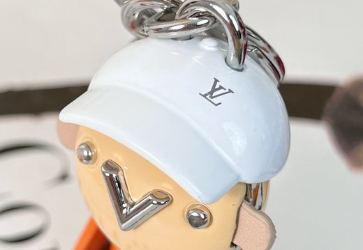 LV Pendant 2 040