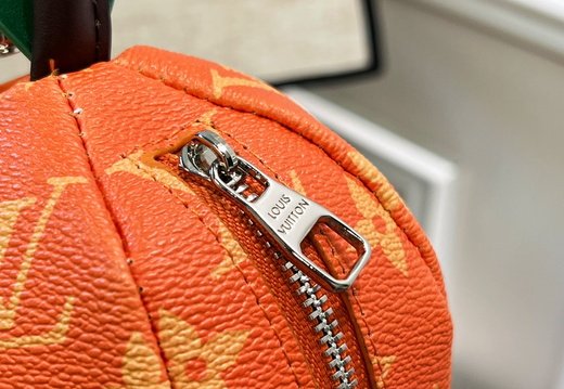 LV Pendant 4 046