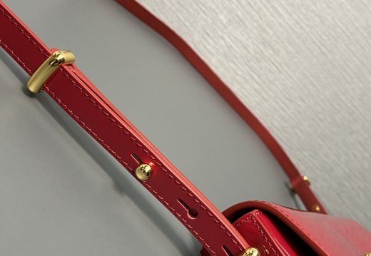 Prada A011 202503200032