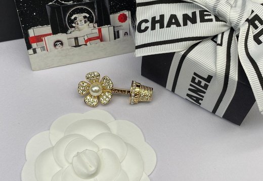 Brooch Chanel 0018
