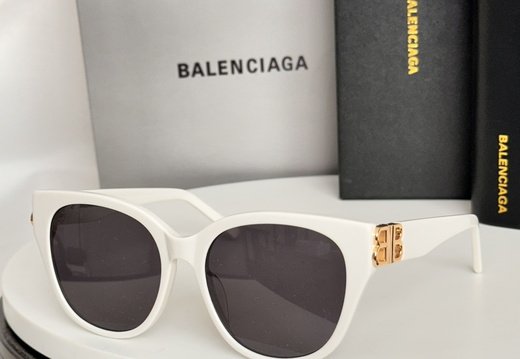 Balenciaga 032
